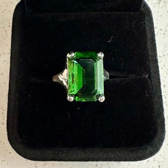 Large Green Gemstone Ring sz 6, with 18k GE Band - Picture 3 of 9